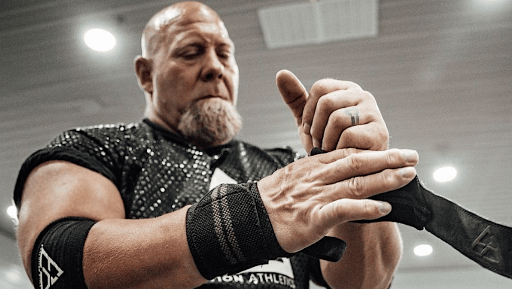Nick Best putting on lifting straps