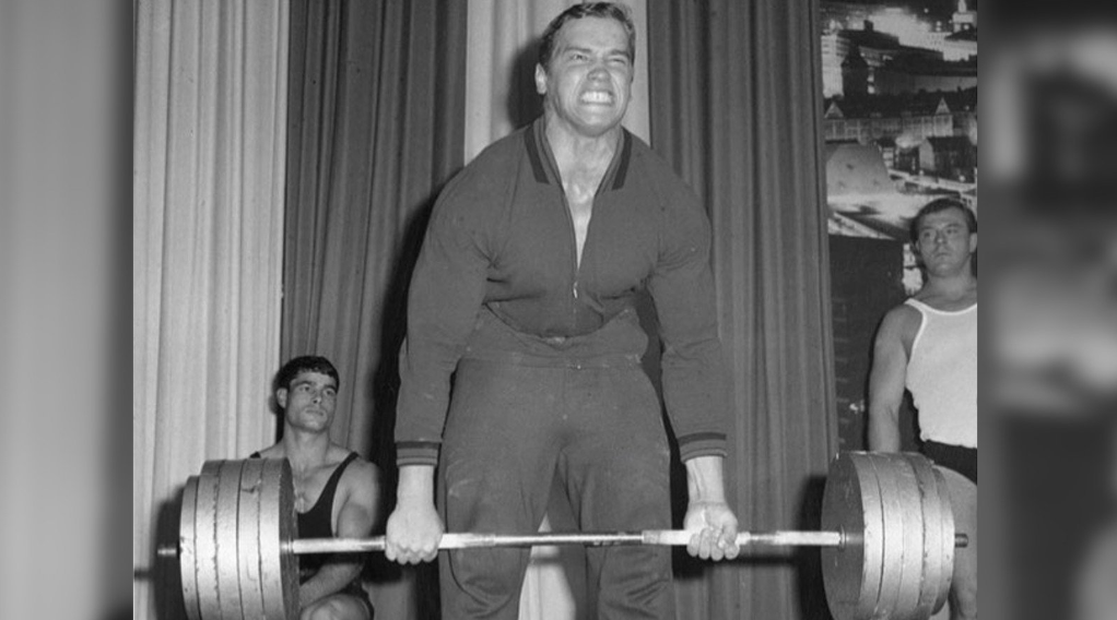 Arnold Schwarzenegger deadlift black and white