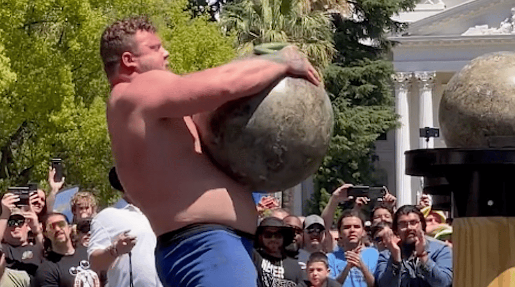 Tom Stoltman lifts an Atlas Stone 2022 WSM