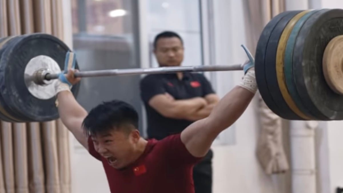 Lu Delin completes a 180-kilo clean & jerk