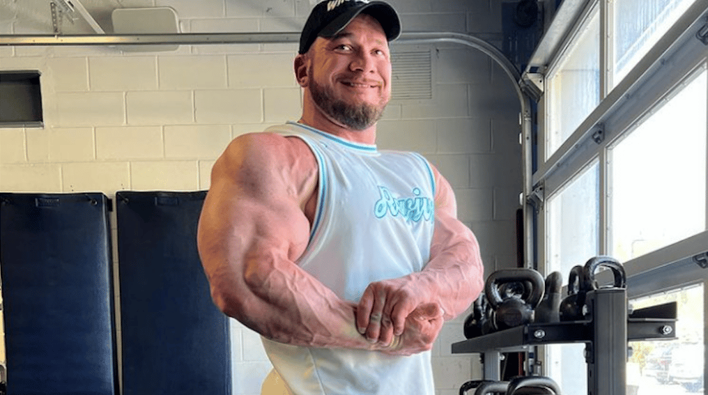 Hunter Labrada showing off his physique in 2022