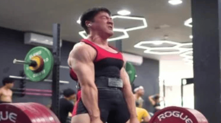 Kasemsand Senumong deadlifting
